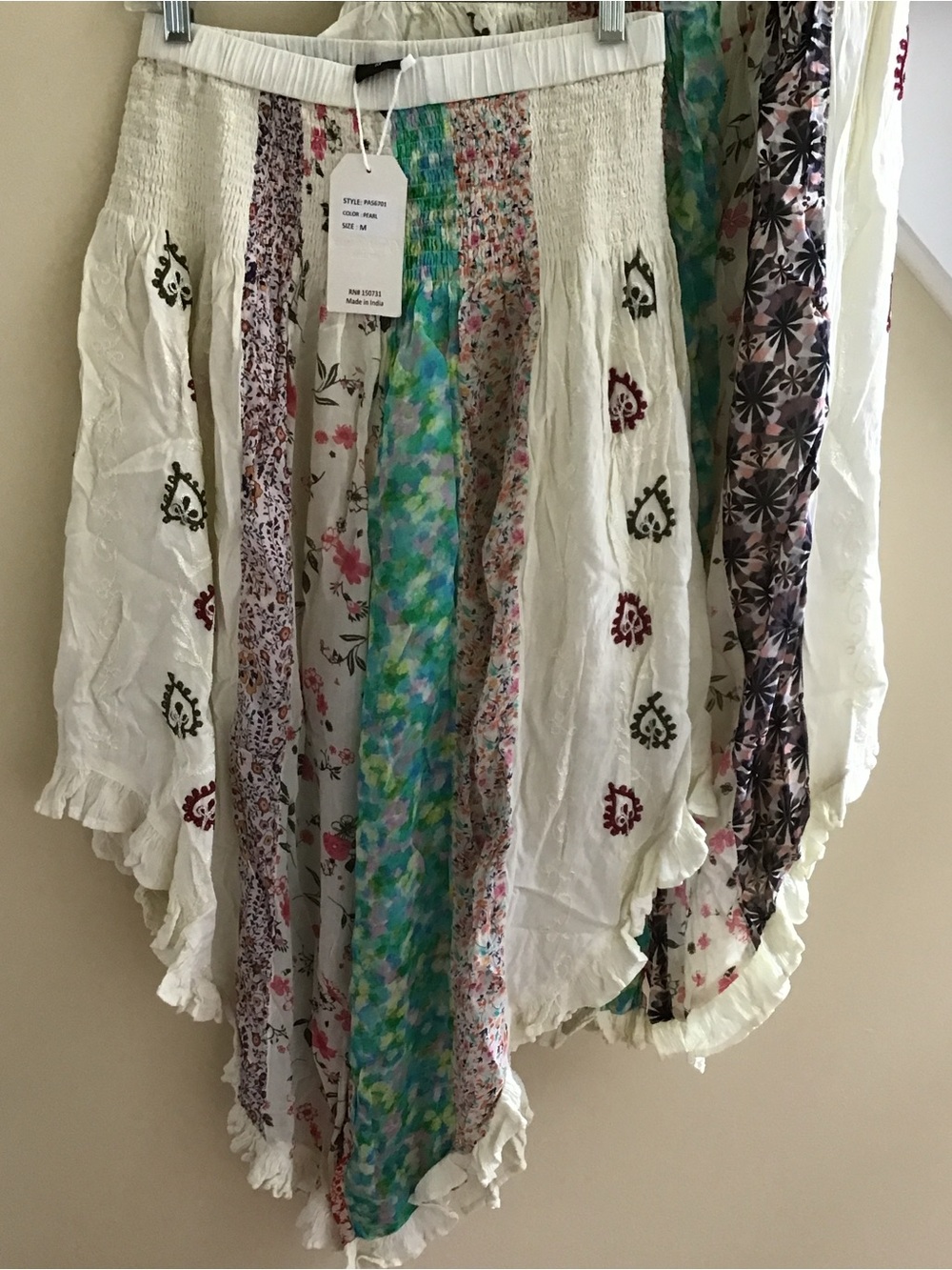 YOUNG THREADS NWT Pants Cream Floral Knee Length Ruffle Size medium Large - Picture 2 of 2